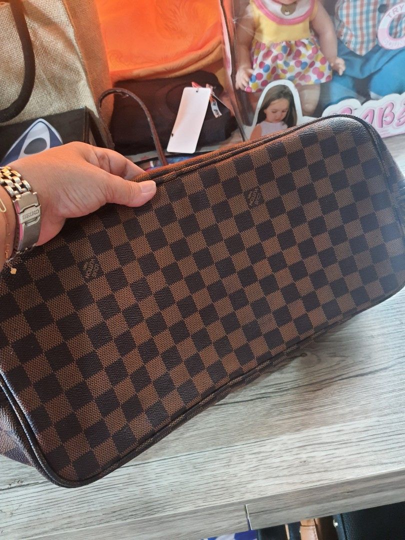 LV NeverFull Tote Bag (Category: Tote Bags) located in Quezon City. Submitted by pinksgate31 (Listing ID 1316448093, Image 3). Description: Tote Large, with code, see issues in the photos, kaya murabels lang kayo na magpaganda ng husto,may igaganda pang maigi ito, no butas, matagal pang magagamit..