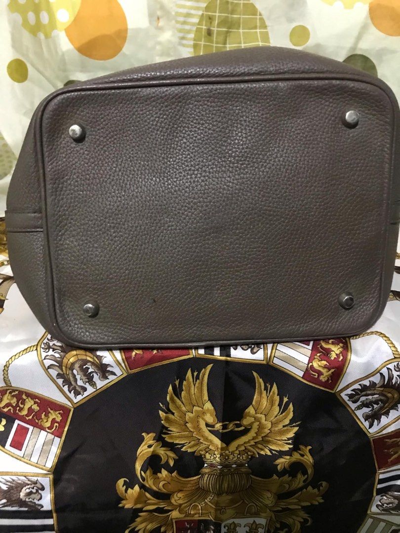 Hermes Picotin 22 cm (Category: Luxury Bags & Wallets) located in Caloocan City. Submitted by bingsky312 (Listing ID 1316566699, Image 3). Description: 22cm picotin Sign of use sa handle Good condition Missing key nakakabit padlock.