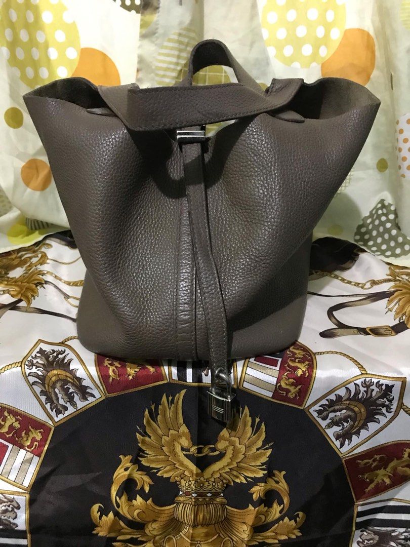 Hermes Picotin 22 cm (Category: Luxury Bags & Wallets) located in Caloocan City. Submitted by bingsky312 (Listing ID 1316566699, Image 1). Description: 22cm picotin Sign of use sa handle Good condition Missing key nakakabit padlock.