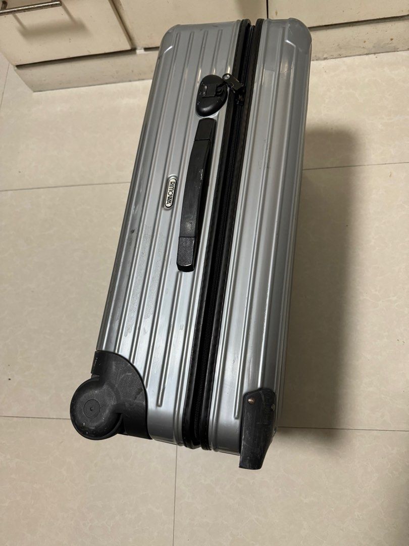 Rimowa Medium orig -polycarb pre LVMH (Category: Luggage) located in Pasig City. Submitted by leimeng888 (Listing ID 1316552023, Image 2). Description: Rimowa orig medium gray small crack -professionally repaired.