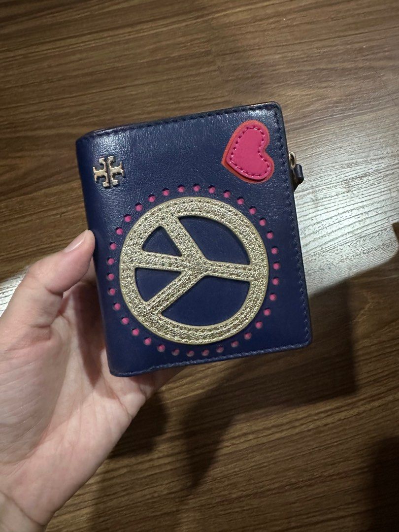 Tory Burch Wallet (Category: Wallets & Card holders) located in Quezon City. Submitted by panderella02 (Listing ID 1316586996, Image 2). Description: Original Tory Burch Bifold Wallet.