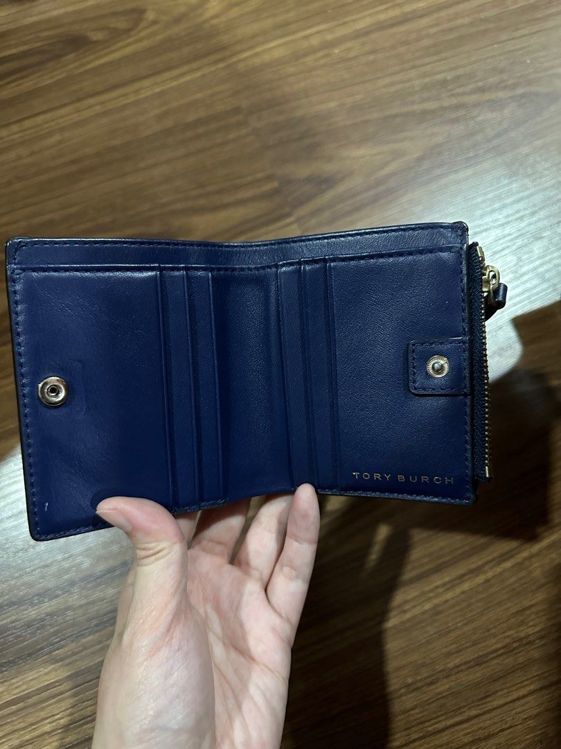 Tory Burch Wallet (Category: Wallets & Card holders) located in Quezon City. Submitted by panderella02 (Listing ID 1316586996, Image 3). Description: Original Tory Burch Bifold Wallet.