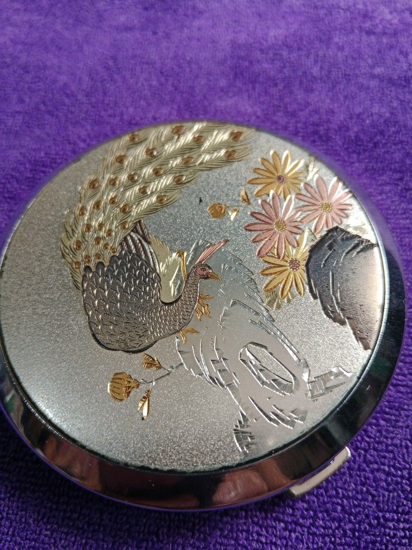 Vintage ELEGANCE DELUXE compact with mirror (Category: Makeup) located in Tabaco. Submitted by fritznicoleshoppe (Listing ID 1316500300, Image 2). Description: Vintage ELEGANCE DELUXE compact with mirror. Selling as is.