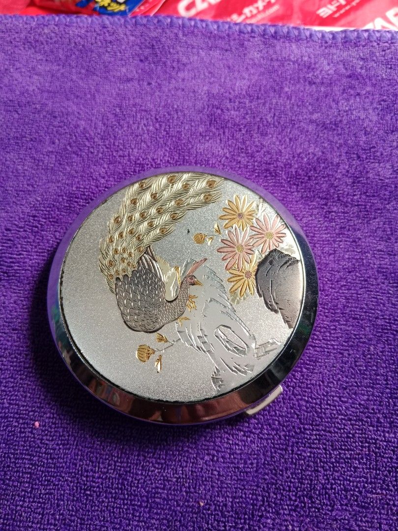 Vintage ELEGANCE DELUXE compact with mirror (Category: Makeup) located in Tabaco. Submitted by fritznicoleshoppe (Listing ID 1316500300, Image 1). Description: Vintage ELEGANCE DELUXE compact with mirror. Selling as is.