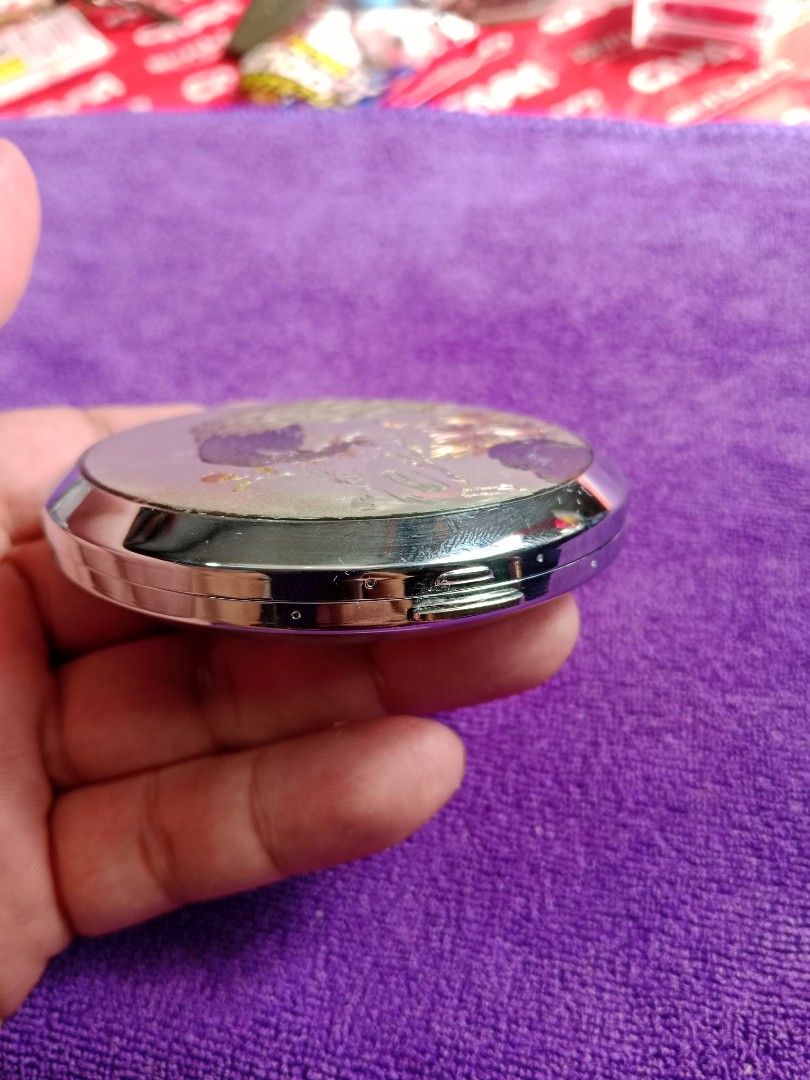 Vintage ELEGANCE DELUXE compact with mirror (Category: Makeup) located in Tabaco. Submitted by fritznicoleshoppe (Listing ID 1316500300, Image 3). Description: Vintage ELEGANCE DELUXE compact with mirror. Selling as is.