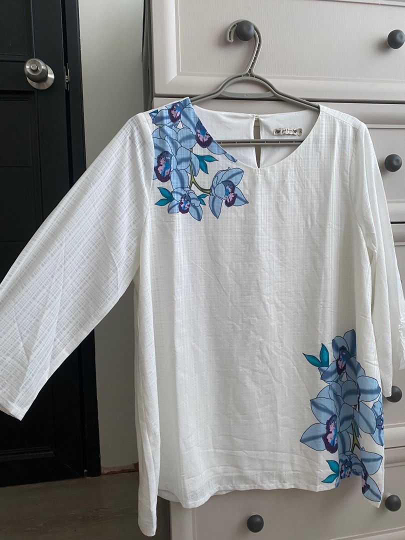 White office semi formal longsleeves/ (Category: Blouses) located in Marikina City. Submitted by charmingcess (Listing ID 1316467886, Image 1). Description: Never worn XL size Orig price = 1200+.