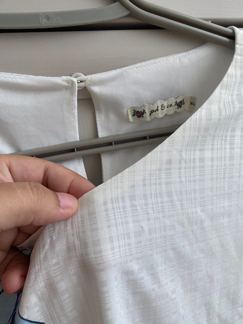 White office semi formal longsleeves/ (Category: Blouses) located in Marikina City. Submitted by charmingcess (Listing ID 1316467886, Image 2). Description: Never worn XL size Orig price = 1200+.
