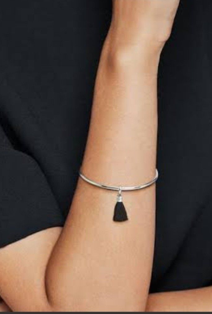 100% Original Pandora Tassel Black (Category: Charms) located in Taguig. Submitted by ilavdimple (Listing ID 1316770745, Image 2). Description: 100 % Original pandora black tassel Bought at SM Aura With S925 ALE mark Regular price 1990 Sale price 50% 995 Salling price 500.00 Almost new Sale item no pop up box,, box only and paperbag 100% legit.. Pwde palinis any pandora store,, madetect nmn nla yn if orig or not.. Open for meetup.. Freeshipping w