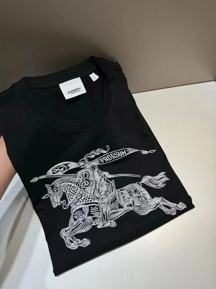 Tシャツ・カットソー Burberry Black T-Shirt With Equestrian Knight Design Burberry Equestrian Knight Design Stamp Graphic T-shirt In