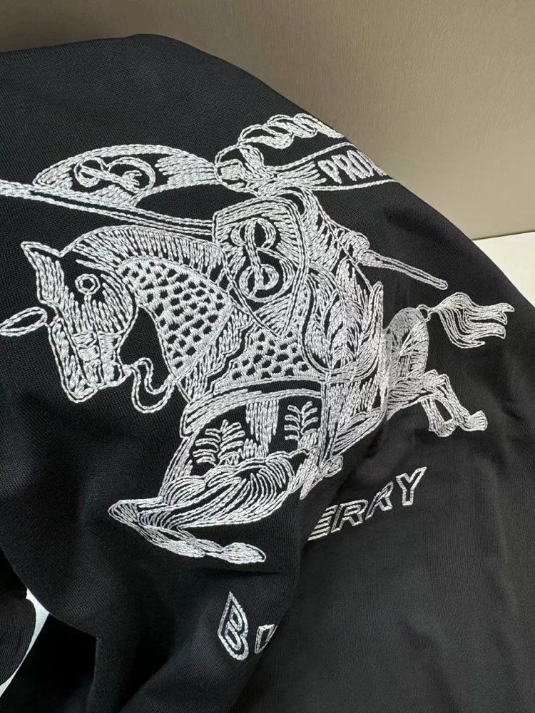 Tシャツ・カットソー Burberry Black T-Shirt With Equestrian Knight Design Black T-shirt with Equestrian Knight Design – Lord & Taylor