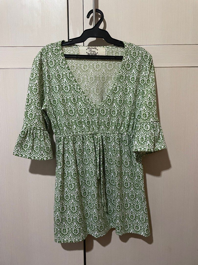 Bayo Green Patterned VNeck Long Top (Category: Blouses) located in Manila. Submitted by adrchn (Listing ID 1316748190, Image 1). Description: - stretchy fabric - free size - elbow length sleeves - garterized high waist - bayo (with tag) ☆ measurements ☆ Bust: 28" Length: 25" Sleeves: 12.5".
