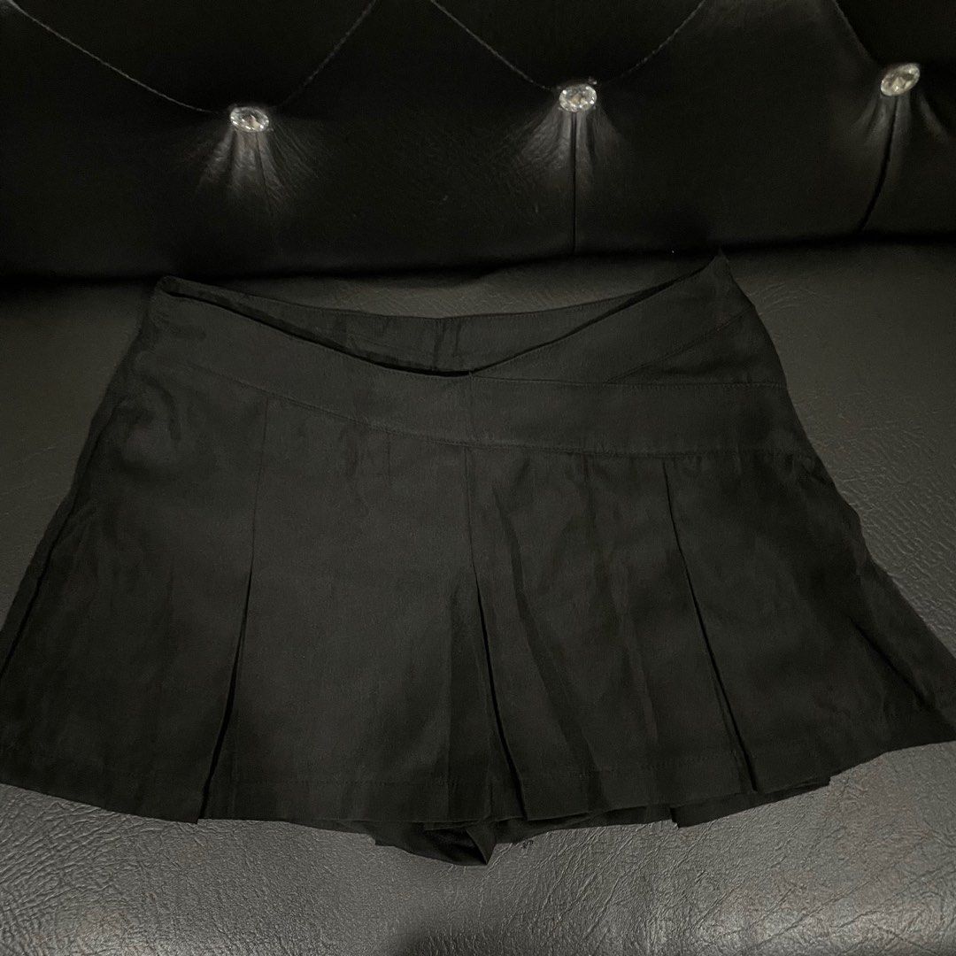 black pleated skirt (Category: Skirts) located in Cebu City. Submitted by letsdeeeeclutter (Listing ID 1316748358, Image 2). Description: fitted only .