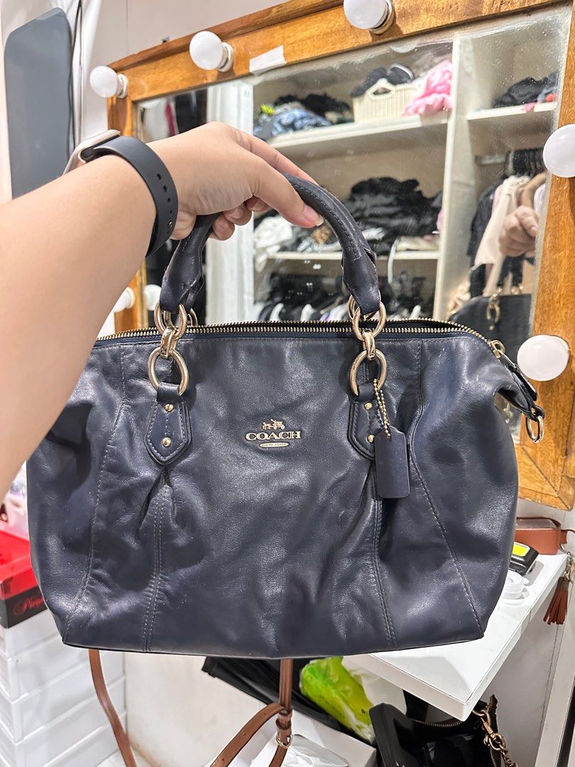 Coach bag sling handbag navy blue (Category: Luxury Bags & Wallets) located in Morong. Submitted by deegee1234 (Listing ID 1316676408, Image 1). Description: Negotiable Guaranteed auth.