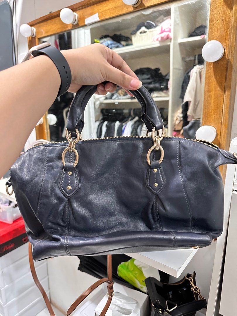 Coach bag sling handbag navy blue (Category: Luxury Bags & Wallets) located in Morong. Submitted by deegee1234 (Listing ID 1316676408, Image 2). Description: Negotiable Guaranteed auth.