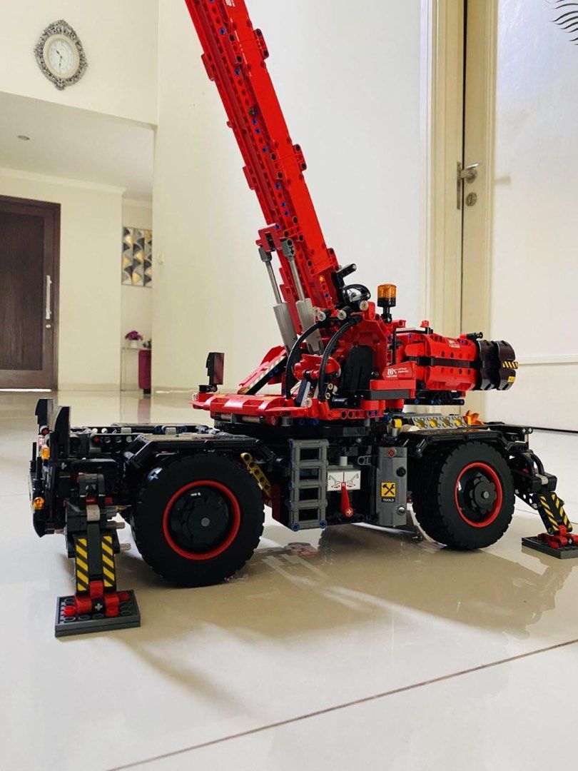 Dijual Lego Technic 42082 Rough Terrain Crane kondisi masih seperti baru  sudah terakit Lengkap box dan buku panduan