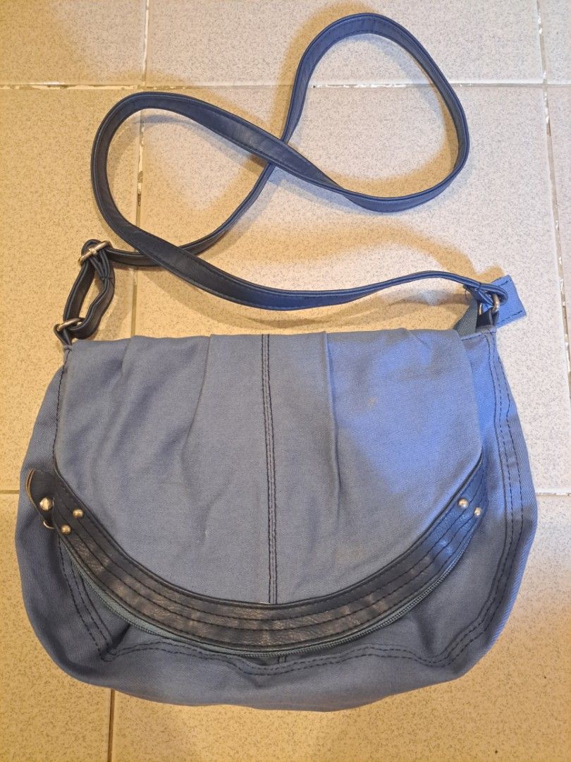 EGG Blue bag (Category: Cross-body Bags) located in San Juan City. Submitted by cheesecakee09 (Listing ID 1316697085, Image 1). Description: used once.