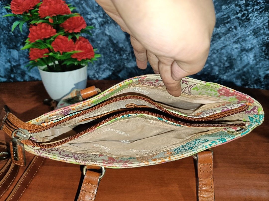 Fossil two way tote (Category: Tote Bags) located in Klang. Submitted by sueasyraf (Listing ID 1316632643, Image 3). Description: .