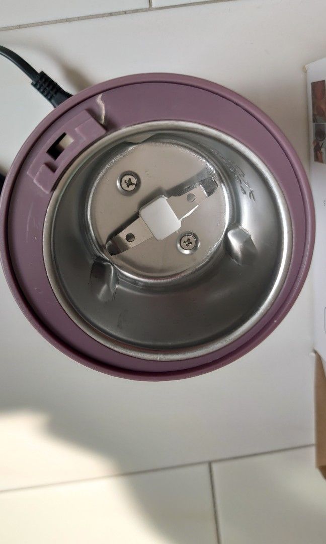 Grinder (Category: Other Home Appliances) located in Singapore. Submitted by j-koh (Listing ID 1316635481, Image 3). Description: pepper and all the bean grinder, very fine and well ground result, simple, handy and easy cleaning.