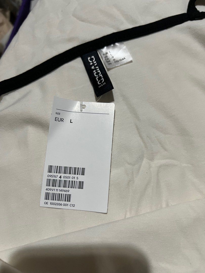 H&M Dress (Category: Dresses) located in Quezon City. Submitted by cleanspaceph (Listing ID 1316718384, Image 3). Description: Short, fitted dress in heavy jersey with a small print motif on the front, round neckline and contrasting colour trims and shoulder straps..