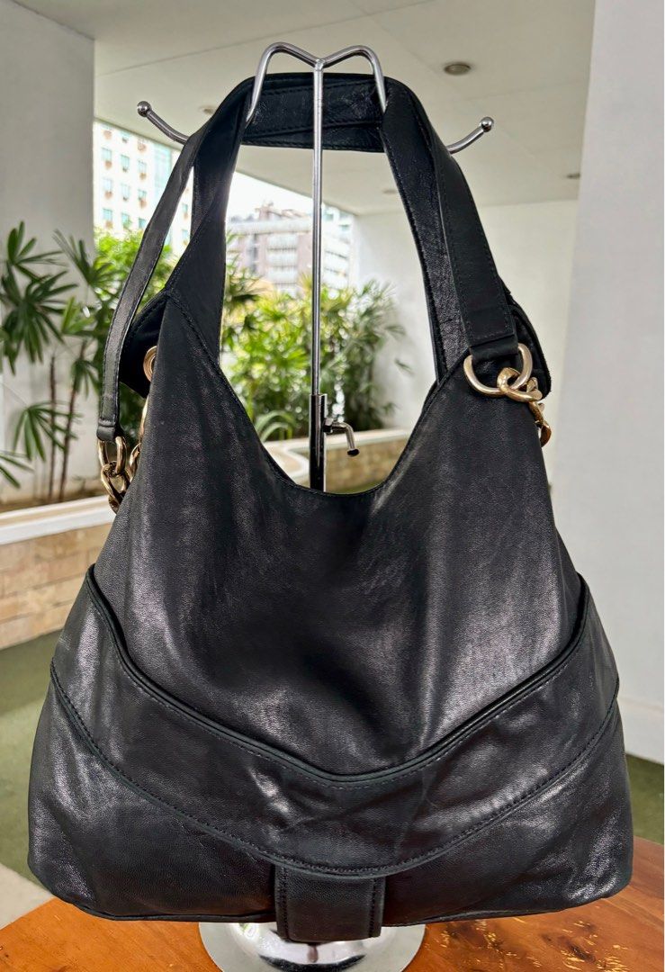 Michael Kors Jamesport two-way bag (Category: Luxury Bags & Wallets) located in Pasig City. Submitted by lexans_bentables (Listing ID 1316700898, Image 2). Description: Authentic Michael Kors Jamesport two-way bag ❣️ CLEARANCE SALE ❣️ - very soft leather that slouches when empty - can be worn as shoulder bag or crossbody bag - can fit at least 13-inch laptop - clean interior lining, no foul smell - shiny gold hardware - intact corners and edges N