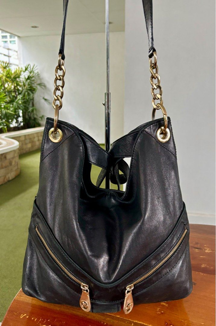 Michael Kors Jamesport two-way bag (Category: Luxury Bags & Wallets) located in Pasig City. Submitted by lexans_bentables (Listing ID 1316700898, Image 3). Description: Authentic Michael Kors Jamesport two-way bag ❣️ CLEARANCE SALE ❣️ - very soft leather that slouches when empty - can be worn as shoulder bag or crossbody bag - can fit at least 13-inch laptop - clean interior lining, no foul smell - shiny gold hardware - intact corners and edges N