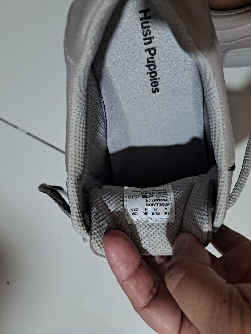 [S7] Orig Hush Puppies (Category: Sneakers) located in Pasig City. Submitted by angene_18 (Listing ID 1316724272, Image 1). Description: Original Hush Puppies with box bought in SM Megamall orig price: around 5,600 rfs: not my style pala.