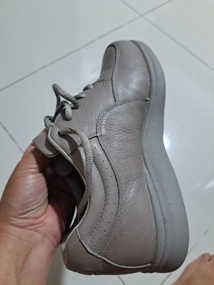 [S7] Orig Hush Puppies (Category: Sneakers) located in Pasig City. Submitted by angene_18 (Listing ID 1316724272, Image 3). Description: Original Hush Puppies with box bought in SM Megamall orig price: around 5,600 rfs: not my style pala.