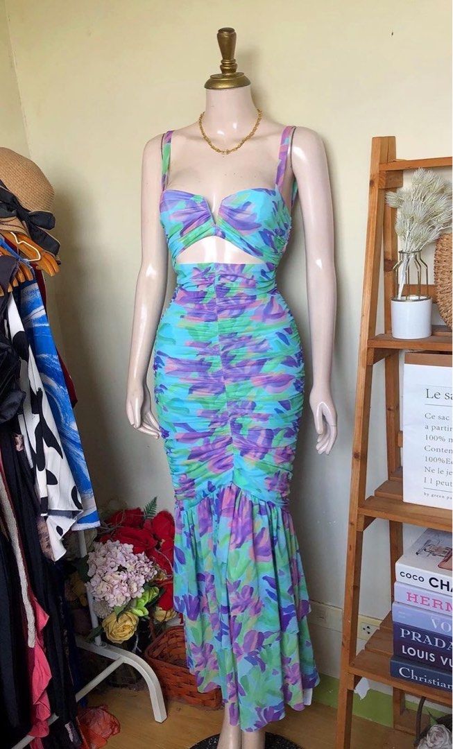 S-M Wired Bustier Ruched Midi Dress (Category: Dresses) located in San Mateo. Submitted by cjsamson (Listing ID 1316643543, Image 1). Description: Got this in IG..