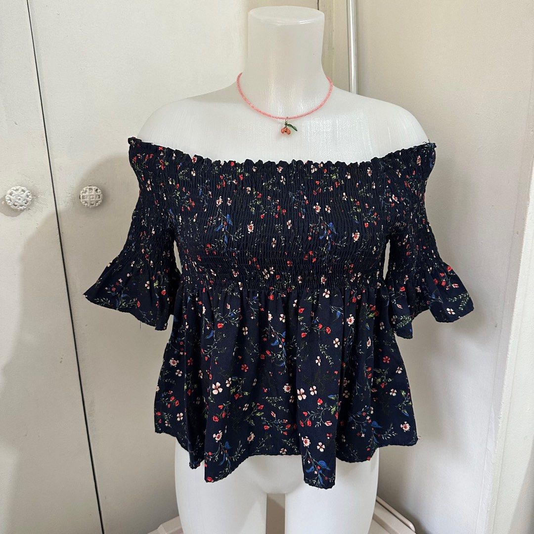 Smocking offshie top (Category: Blouses) located in Paranaque City. Submitted by shopclosetfinds (Listing ID 1316711412, Image 1). Description: Super nakakapayat to!! Off shoulder, smocking sa breast part tas pa flowy sa lower part. Freesize No brand pero quality ang tela at tahi.