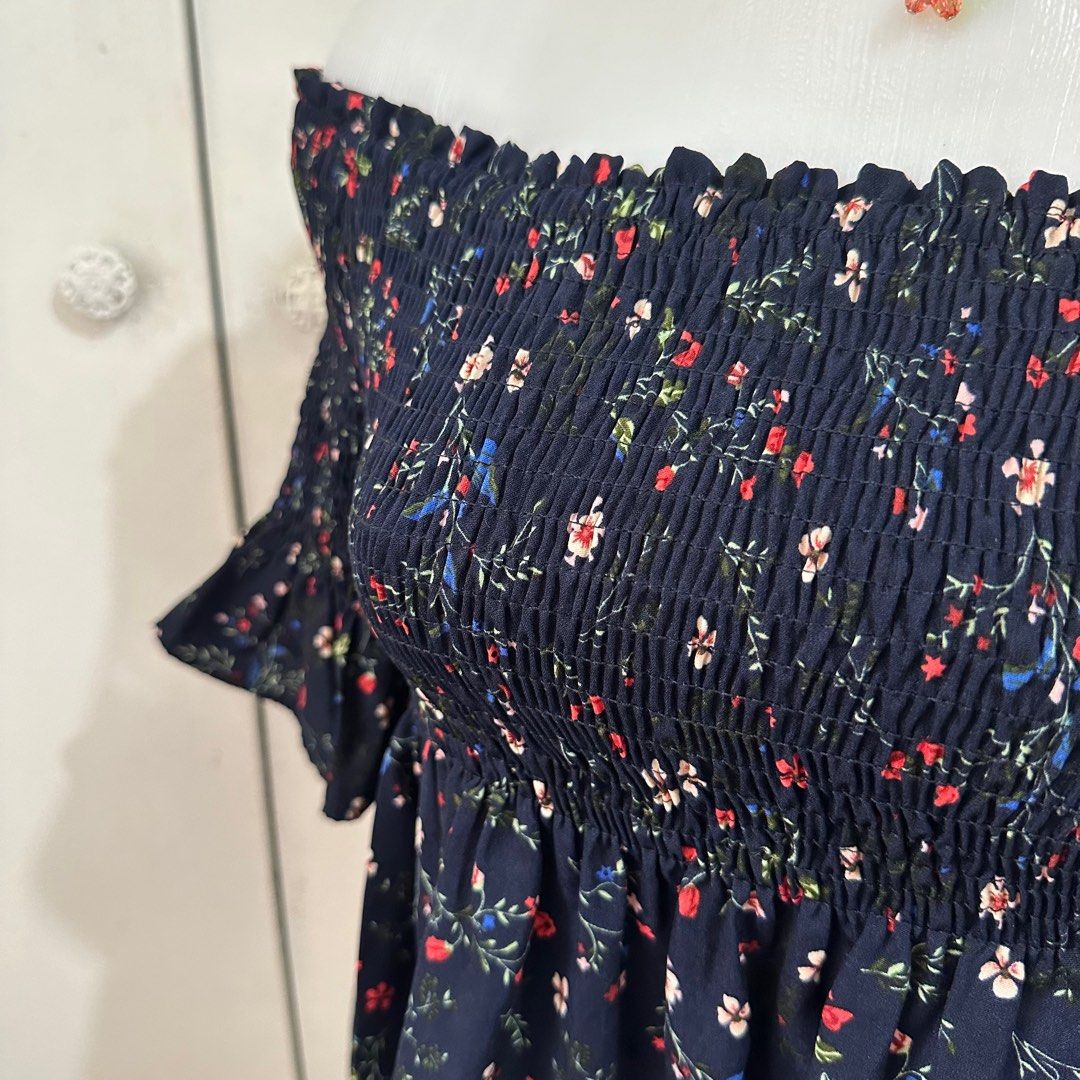 Smocking offshie top (Category: Blouses) located in Paranaque City. Submitted by shopclosetfinds (Listing ID 1316711412, Image 2). Description: Super nakakapayat to!! Off shoulder, smocking sa breast part tas pa flowy sa lower part. Freesize No brand pero quality ang tela at tahi.