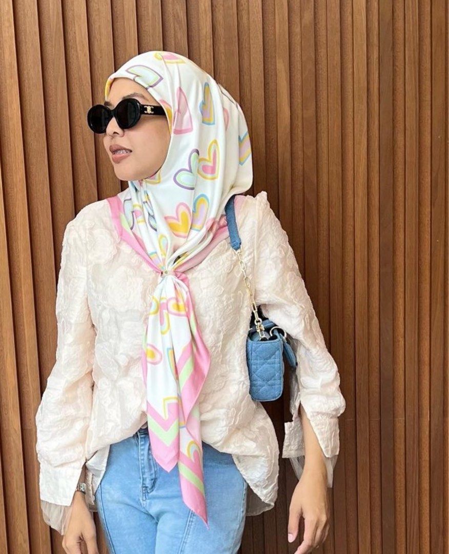 Teerabellesa Bawal (Category: Hijabs) located in Kuala Lumpur. Submitted by drapebyme (Listing ID 1316738197, Image 3). Description: Brand New Bawal ‼️ Buy 3 items from my listing get FREE POSTAGE .