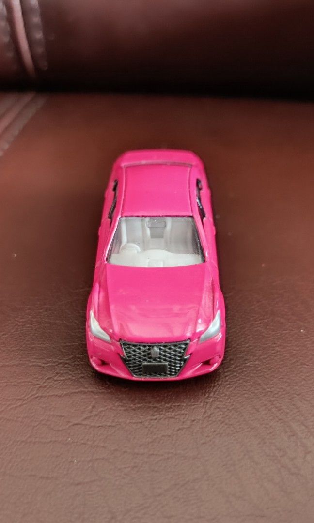 Tomica Toyota Crown Athlete (Category: Vehicle & Diecast Models) located in Baguio. Submitted by preloved_corner37 (Listing ID 1316640069, Image 1). Description: .