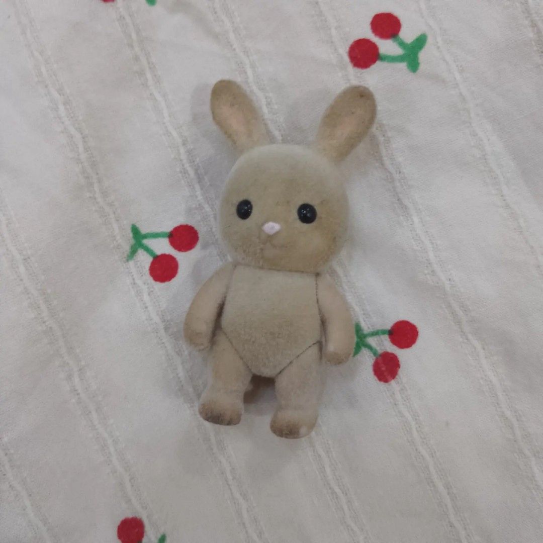 🍮 Sylvanian Family Small Bunny (Category: Figurines & Statues) located in Manila. Submitted by purinpudding (Listing ID 1316997896, Image 1). Description: Condi 7/10.