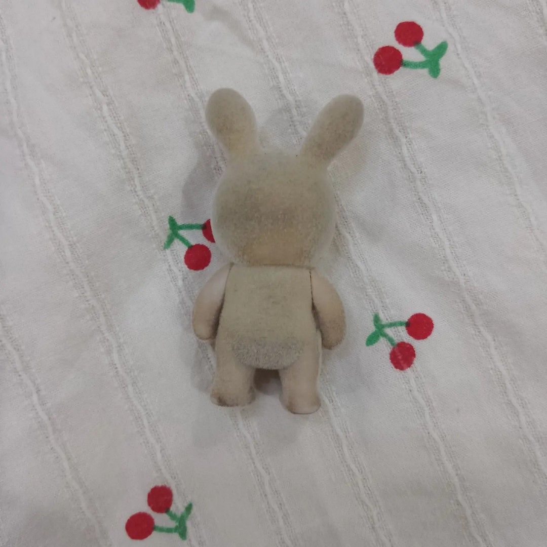 🍮 Sylvanian Family Small Bunny (Category: Figurines & Statues) located in Manila. Submitted by purinpudding (Listing ID 1316997896, Image 2). Description: Condi 7/10.