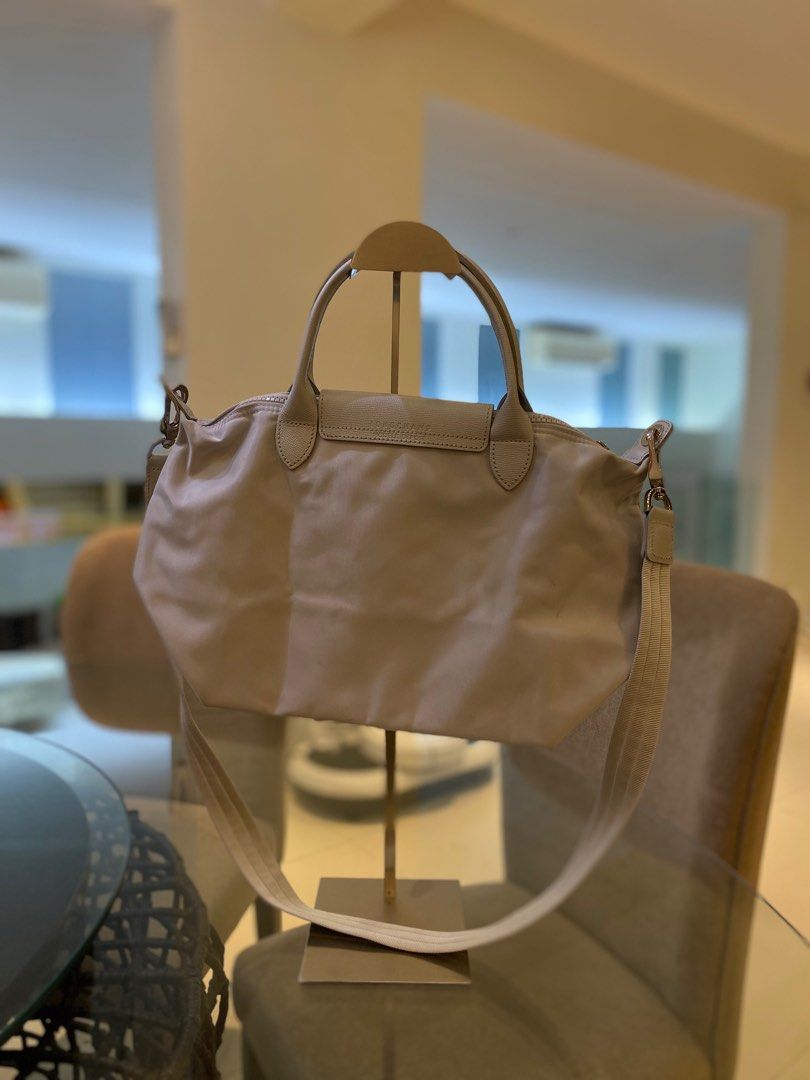 Authentic Longchamp Le Pliage Medium size Light Grey with Handle (Category: Luxury Bags & Wallets) located in Quezon City. Submitted by pikaaatchuuu (Listing ID 1316920457, Image 2). Description: Authentic preloved longchamp, lightly used with a few dirt marks that can be removed via washing..