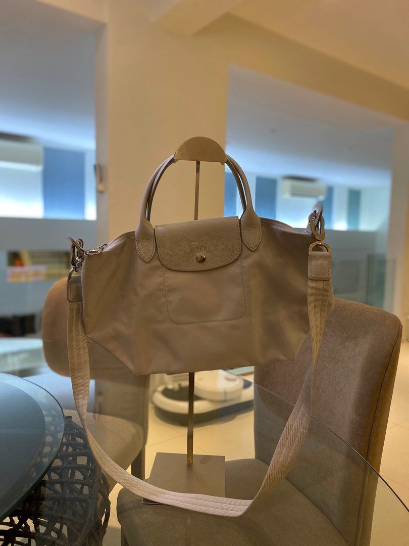 Authentic Longchamp Le Pliage Medium size Light Grey with Handle (Category: Luxury Bags & Wallets) located in Quezon City. Submitted by pikaaatchuuu (Listing ID 1316920457, Image 1). Description: Authentic preloved longchamp, lightly used with a few dirt marks that can be removed via washing..