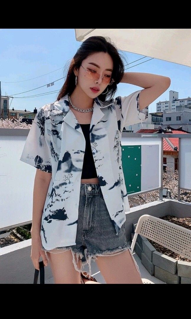 Button Top (Category: Blouses) located in Singapore. Submitted by kwntt (Listing ID 1316872498, Image 4). Description: Shoulder 38-40 cm Bust 78-82 cm Waist 62-66 cm Hip 86-90 cm.
