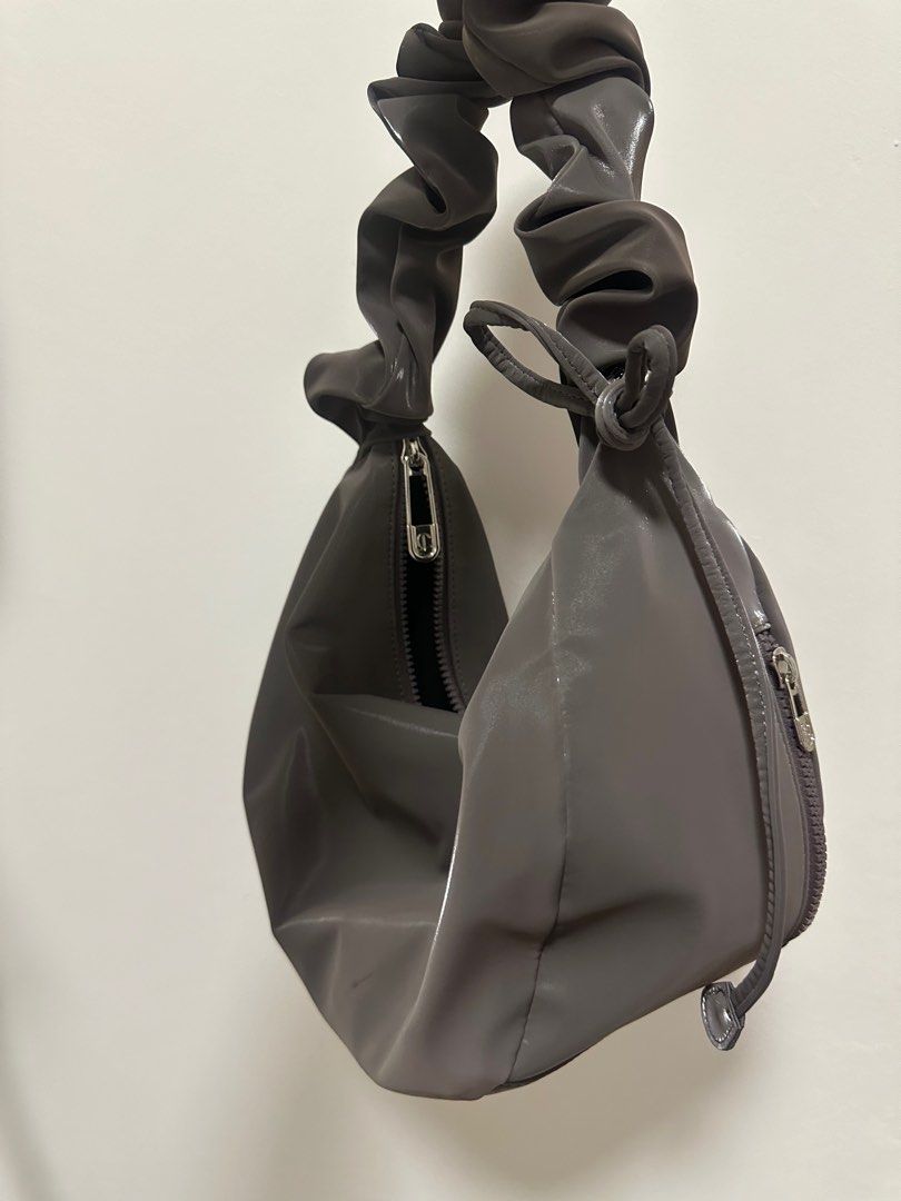 Carlyn Babe M in Glossy Grey, Women's Fashion, Bags