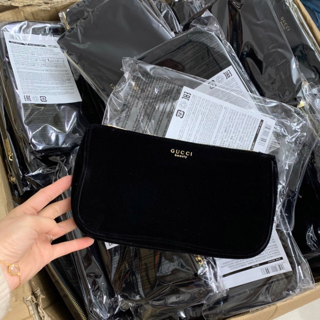 Gucci beauty velvet pouch hot sale