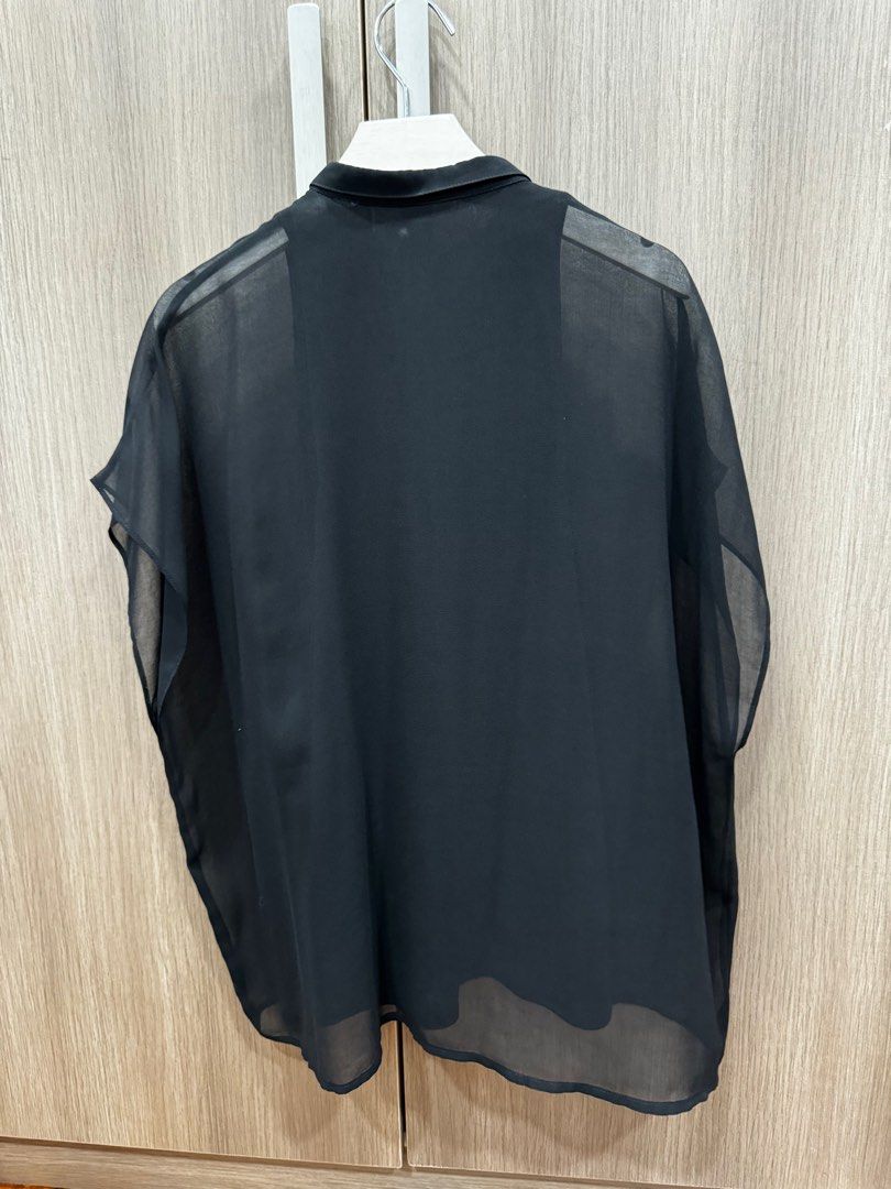 Harlan and Holden Black Top size Large (Category: Blouses) located in Paranaque City. Submitted by dlp0830 (Listing ID 1316920413, Image 2). Description: Authentic store bought Harlan and Holden Top. Just washed but never worn. Like new. Hand washed only. Very nice fabric and design. Size small but fits medium To large frame. Rfs: Decluttering my closet. .