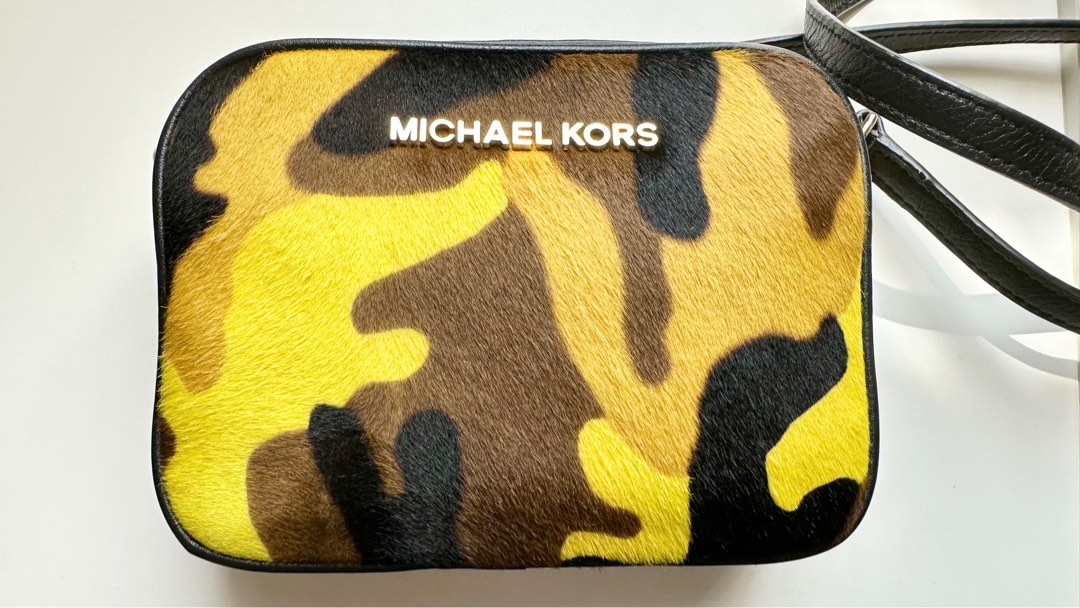 Michael kors camo crossbody bag hotsell