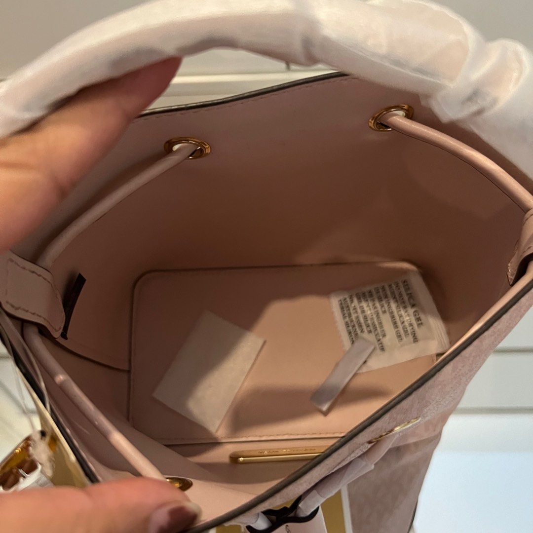 Michael kors suri small bucket (Category: Luxury Bags & Wallets) located in Manila. Submitted by marz.shopping (Listing ID 1316994052, Image 3). Description: Orig 1pc only.