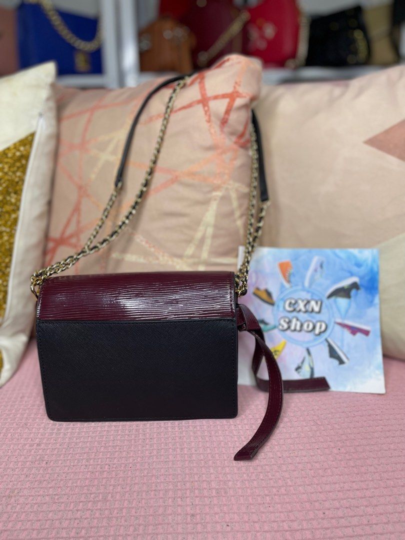 ORIGINAL Tory Burch Robinson Mix Material Mini Shoulder Bag (Category: Luxury Bags & Wallets) located in Binan City. Submitted by cxn.shop (Listing ID 1316871783, Image 2). Description: PRELOVED 💖 Very good used condition With signs of use/storage Convertible adjustable strap With original dustbag 100% ORIGINAL.