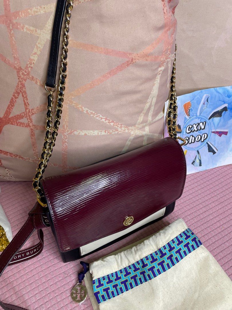 ORIGINAL Tory Burch Robinson Mix Material Mini Shoulder Bag (Category: Luxury Bags & Wallets) located in Binan City. Submitted by cxn.shop (Listing ID 1316871783, Image 3). Description: PRELOVED 💖 Very good used condition With signs of use/storage Convertible adjustable strap With original dustbag 100% ORIGINAL.