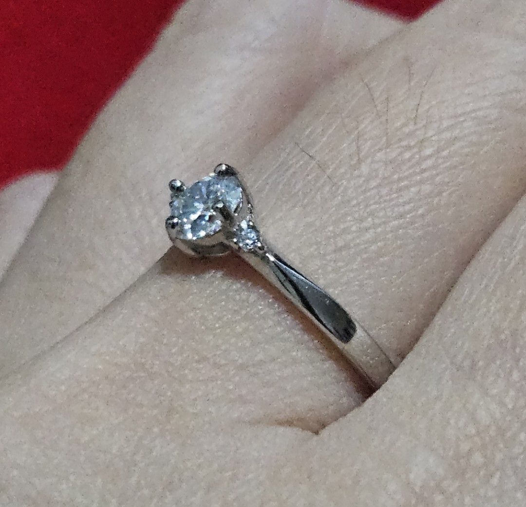 S925 Moissanite Stone Simple Ring 04 (Category: Rings) located in Cainta. Submitted by Kahi0410 (Listing ID 1316951510, Image 3). Description: Moissanite Stone Round Brilliant cut 5mm 0.50ct Silver setting Adjustable ring Hypoallergenic.