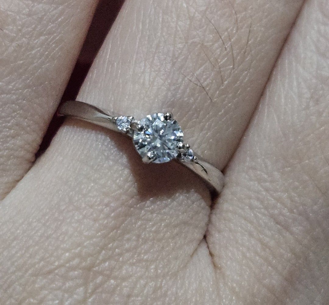 S925 Moissanite Stone Simple Ring 04 (Category: Rings) located in Cainta. Submitted by Kahi0410 (Listing ID 1316951510, Image 2). Description: Moissanite Stone Round Brilliant cut 5mm 0.50ct Silver setting Adjustable ring Hypoallergenic.