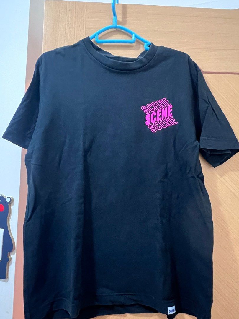 Scene 黑色 tee 男女適合 （分類：T-shirt）位於 Hong Kong。 由 linglinglo888 提交（商品編號 1316969019，圖片 1）。簡介： Scene 黑色 tee 男女適合 膊闊：43cm 胸闊：50cm 長度 ：65cm。