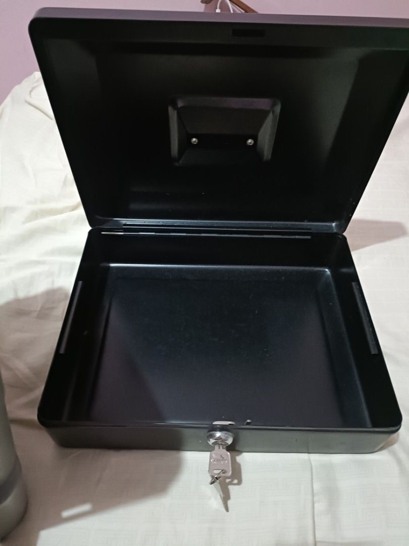 Sentry Cash Box (Category: Safe) located in Quezon City. Submitted by irheen08 (Listing ID 1316936657, Image 3). Description: Sentry Cash Box -actual condition as seen in the pic **for sure buyer only you may send an sms to 09954839030; meet-up SM North Edsa only; pick-up Grass Residences Quezon City.