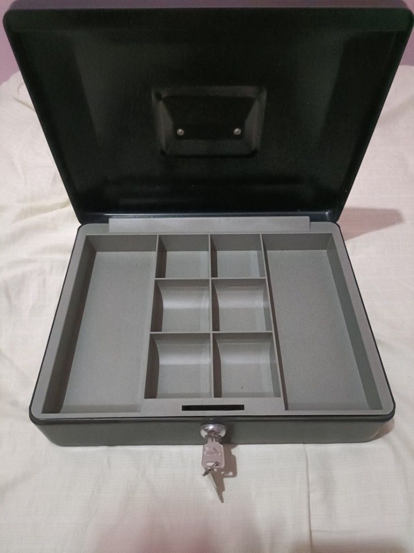 Sentry Cash Box (Category: Safe) located in Quezon City. Submitted by irheen08 (Listing ID 1316936657, Image 2). Description: Sentry Cash Box -actual condition as seen in the pic **for sure buyer only you may send an sms to 09954839030; meet-up SM North Edsa only; pick-up Grass Residences Quezon City.