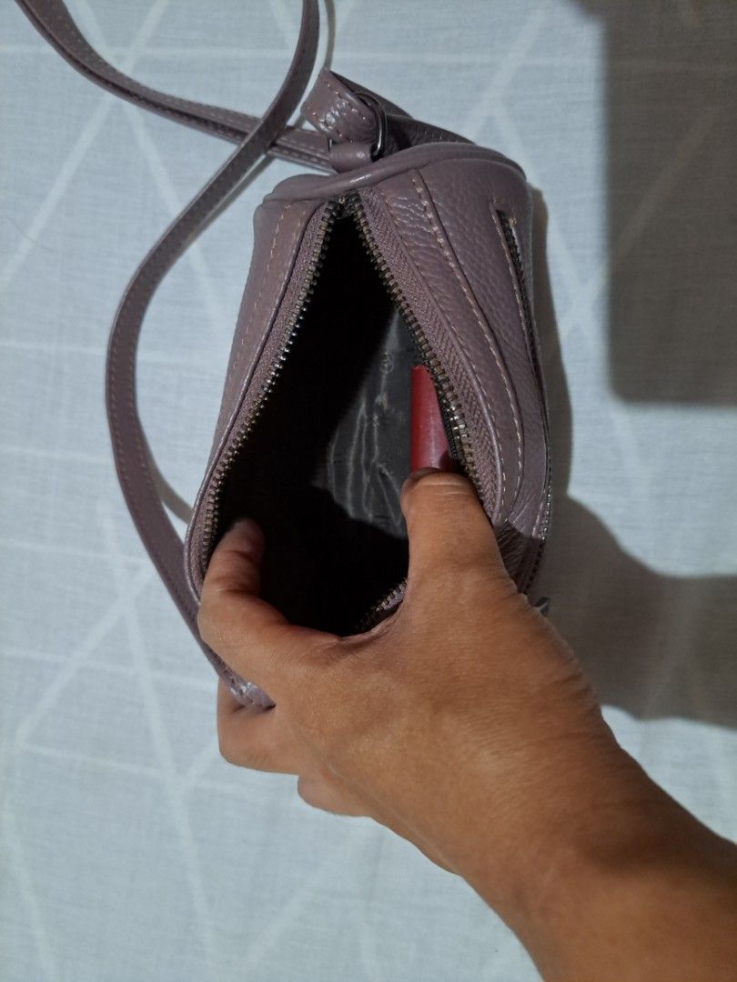 Small sling (Category: Cross-body Bags) located in Cainta. Submitted by nessft (Listing ID 1316915001, Image 3). Description: like new. good leather..small sling can fit phone and coin purse.
